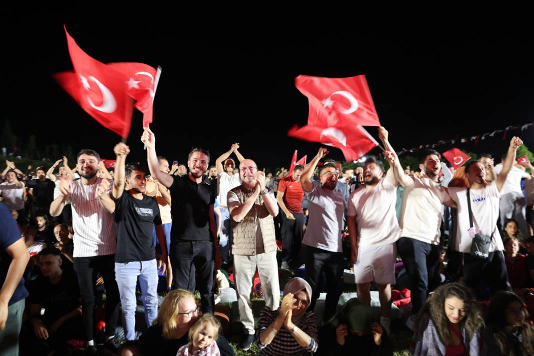 Konyalılar, milli maçı kentin sembol mekanında izledi 18